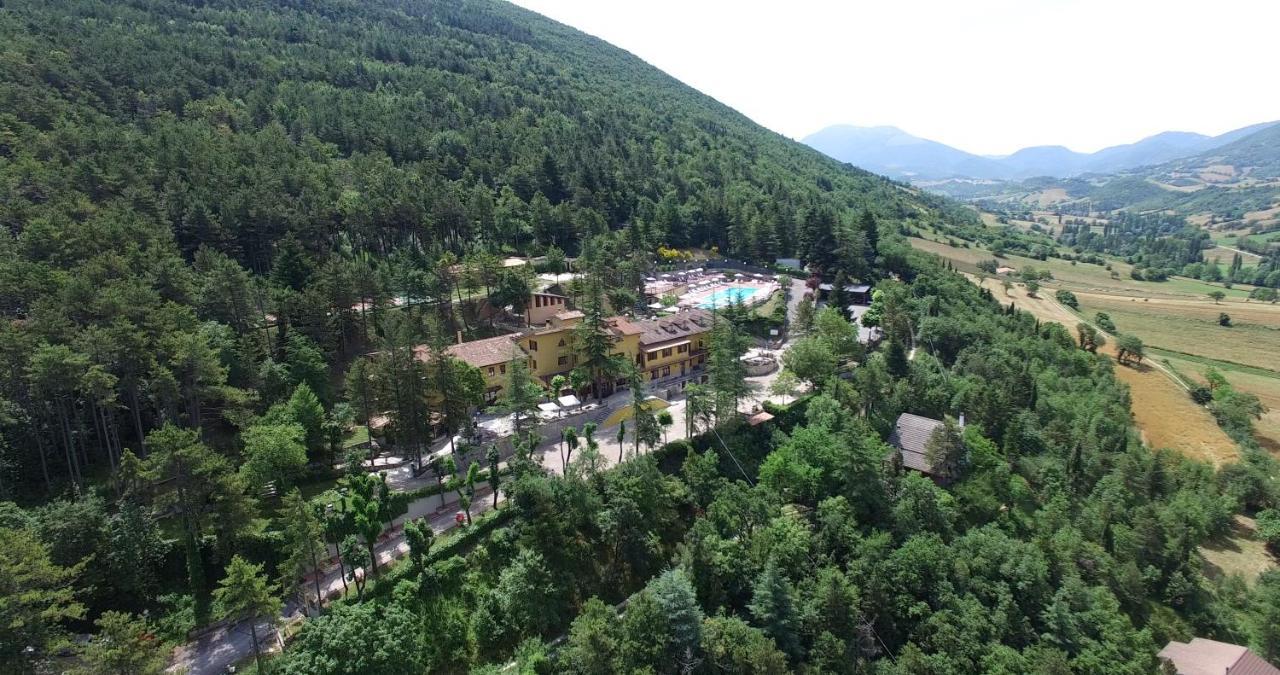 Hotel Pineta Ristorante Country House In Fabriano 坎普多尼科 外观 照片