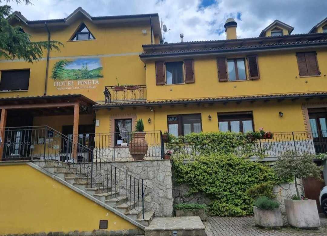 Hotel Pineta Ristorante Country House In Fabriano 坎普多尼科 外观 照片