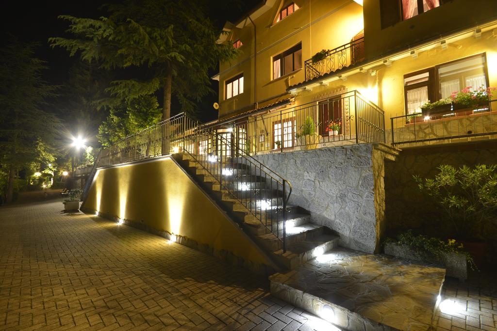Hotel Pineta Ristorante Country House In Fabriano 坎普多尼科 外观 照片