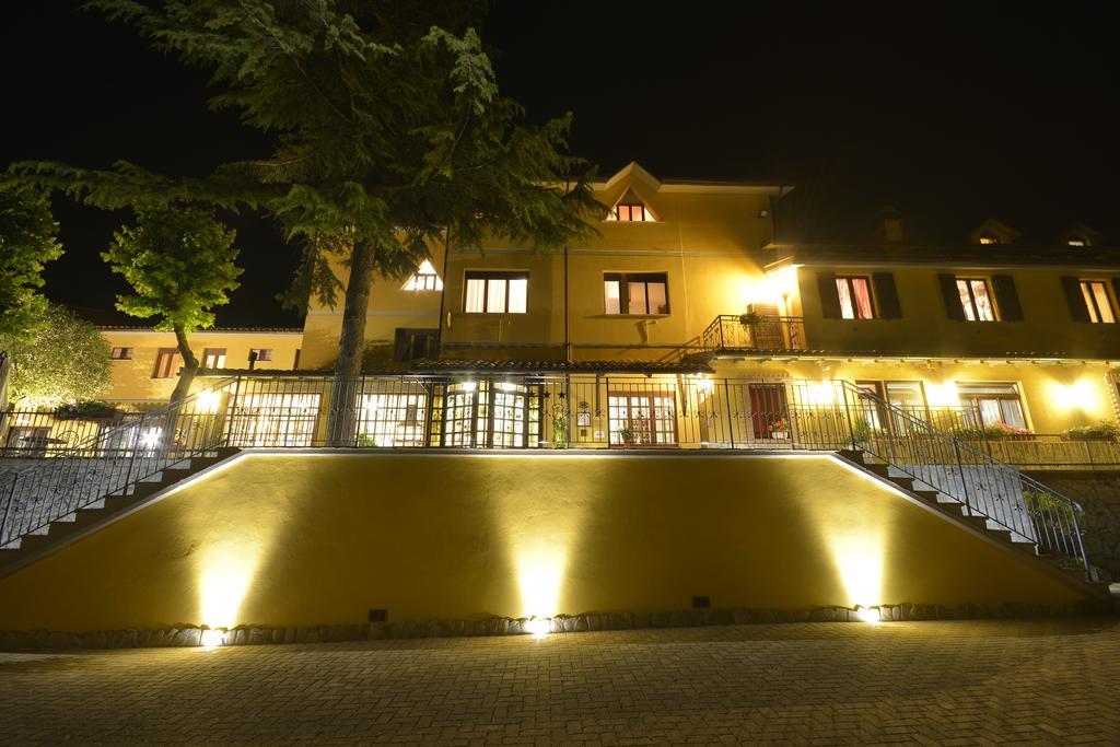 Hotel Pineta Ristorante Country House In Fabriano 坎普多尼科 外观 照片