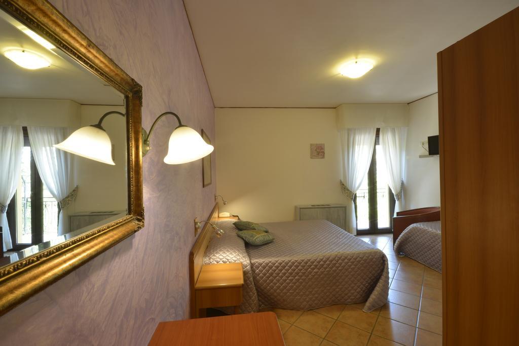 Hotel Pineta Ristorante Country House In Fabriano 坎普多尼科 外观 照片
