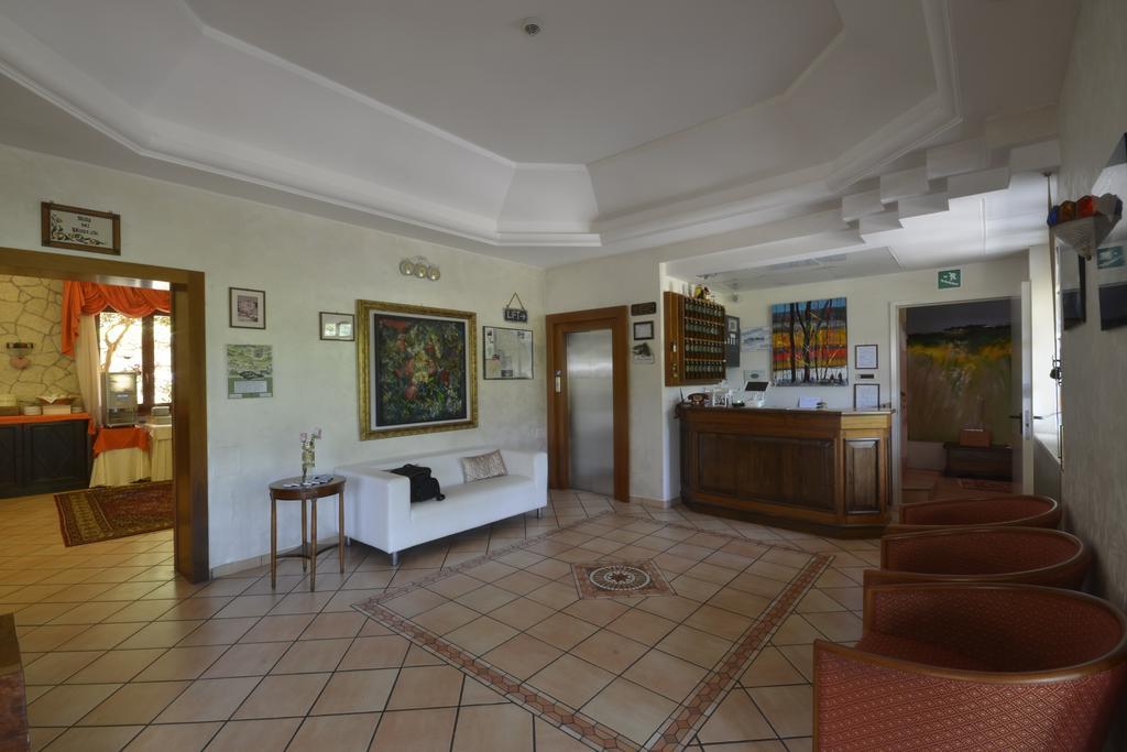 Hotel Pineta Ristorante Country House In Fabriano 坎普多尼科 外观 照片