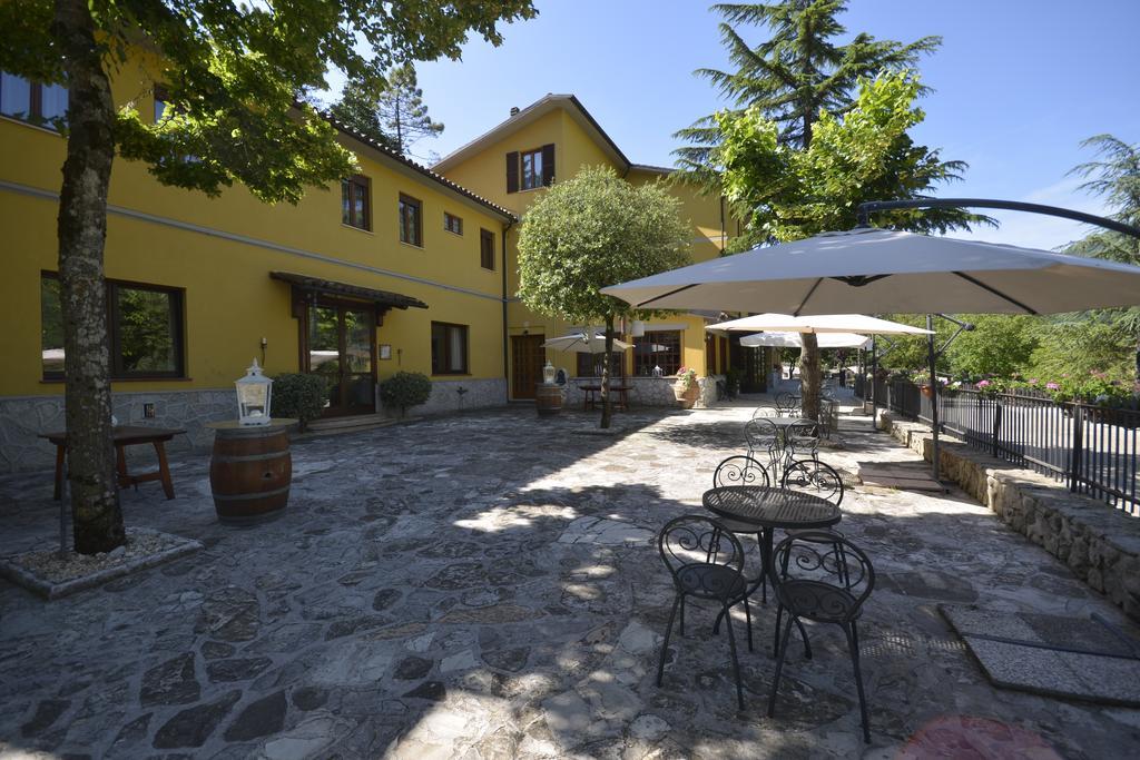 Hotel Pineta Ristorante Country House In Fabriano 坎普多尼科 外观 照片
