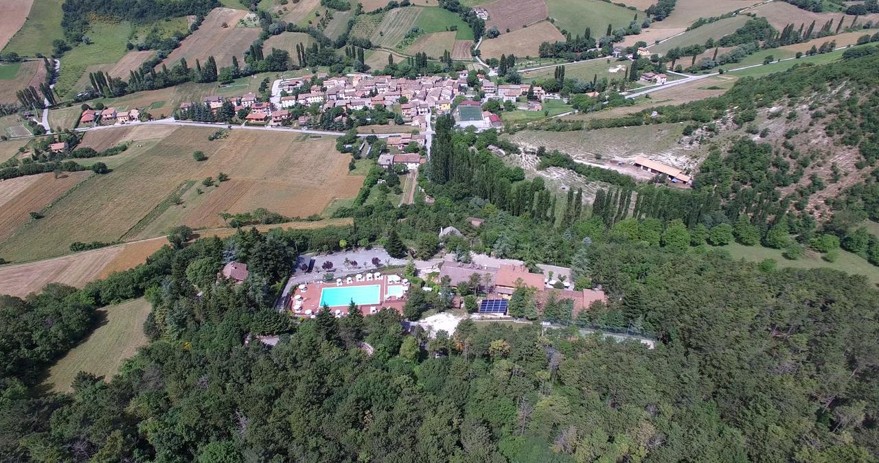 Hotel Pineta Ristorante Country House In Fabriano 坎普多尼科 外观 照片