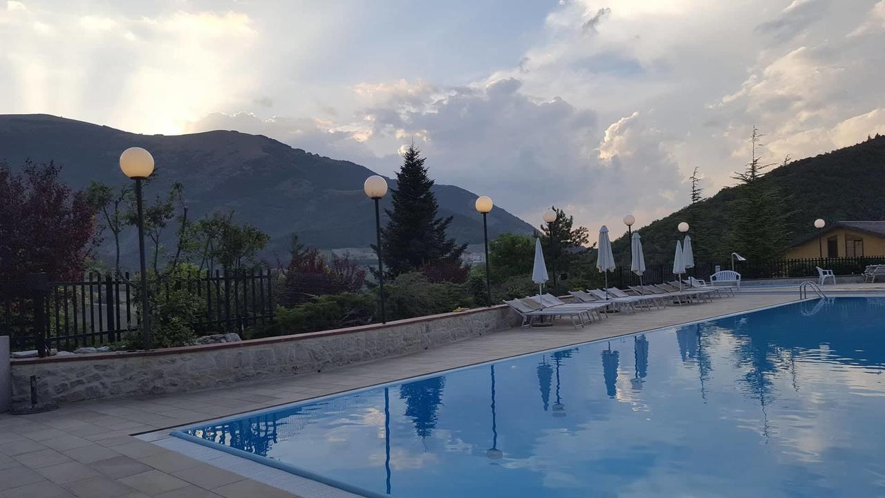 Hotel Pineta Ristorante Country House In Fabriano 坎普多尼科 外观 照片